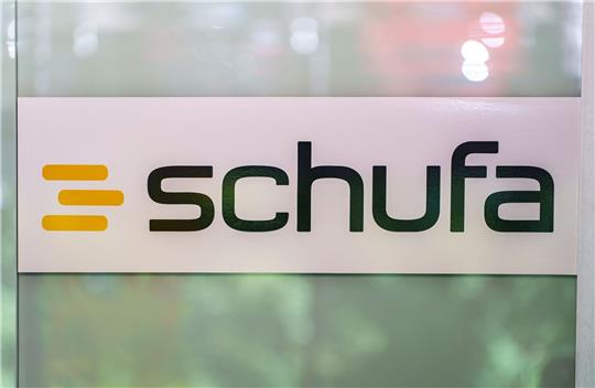 Hält die Schufa entgegen den Bestimmungen der DSGVO Verbrauchern bei kostenloser Selbstauskunft bestimmte Daten vor? So lautet der Vorwurf der Datenschutz-Organisation Noyb.