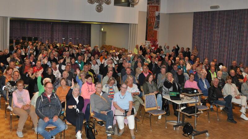 Hände hoch bei der Farbenwahl: Hahnenkleer und Bockswieser dürfen im voll besetzten Paul-Lincke-Saal schon einmal mitbestimmen.