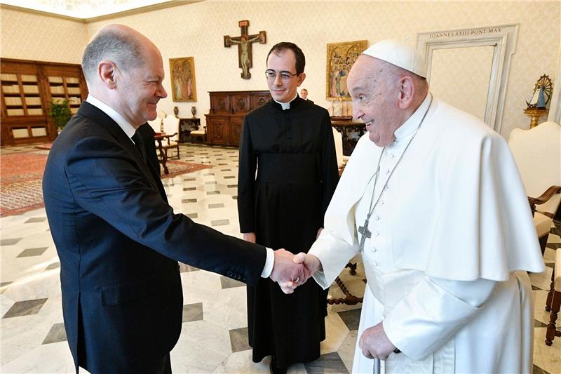 Hände schütteln zur Begrüßung: Papst Franziskus (r.)  empfängt Bundeskanzler Olaf Scholz.
