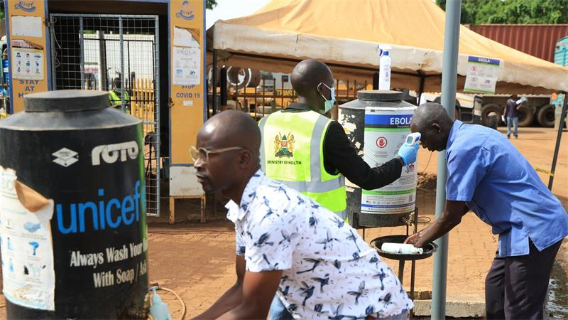 Hände waschen, Temperatur messen: Kenia kontrolliert Einreisende aus Uganda
