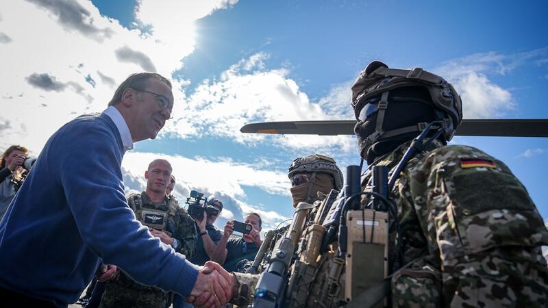 Bewerber in Boxhandschuhen: Das KSK sucht Nachwuchs Händeschütteln bei der Nato-Übung: Bundesverteidigungsminister Boris Pistorius (SPD) trifft einen KSK-Soldaten.