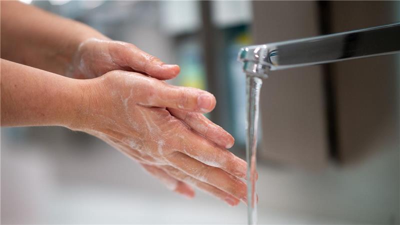 Viele waschen ihre Hände immer noch häufiger als vor Corona Händewaschen war insbesondere während der Corona-Pandemie ein großes Thema. (Symbolbild)