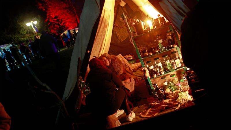 Händler stehen mit ihren Zelten zum Walpurgisfest auf dem Mittelaltermarkt im Schierker Kurpark. Tausende Besucher kommen in den Harz, um das traditionelle Fest zu feiern.