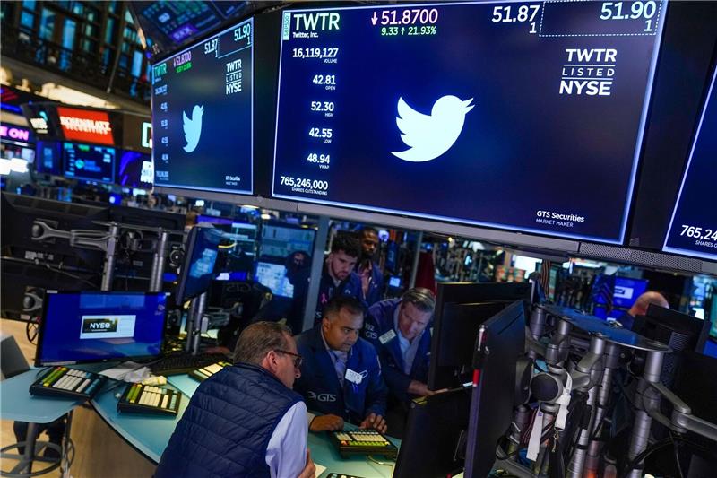 Gerichtsverfahren um Musks Twitter-Übernahme ausgesetzt Händler versammeln sich um einen Terminal, als der Handel mit Twitter-Aktien auf dem Parkett des New York Stock Exchange wieder aufgenommen wird.