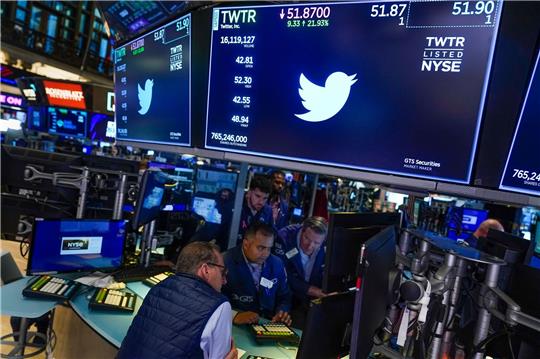 Händler versammeln sich um einen Terminal, als der Handel mit Twitter-Aktien auf dem Parkett des New York Stock Exchange wieder aufgenommen wird.