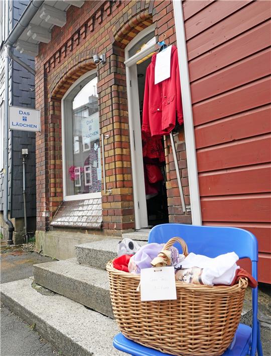 Hängt die rote Jacke an der Fassade, ist „Das Diakonie-Lädchen“ geöffnet – in der Regel donnerstags von 10 bis 12 Uhr. Foto: Potthast