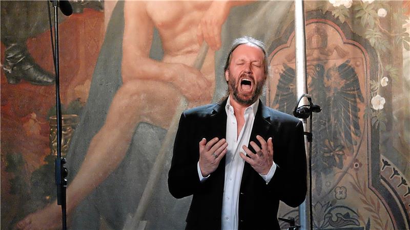 Symphonische Walpurgisnacht in Goslar mit der Carmina Burana Hängt sich voll rein und zeigt sich vielfältig: Bariton Markus Volpert. Foto: Zietz