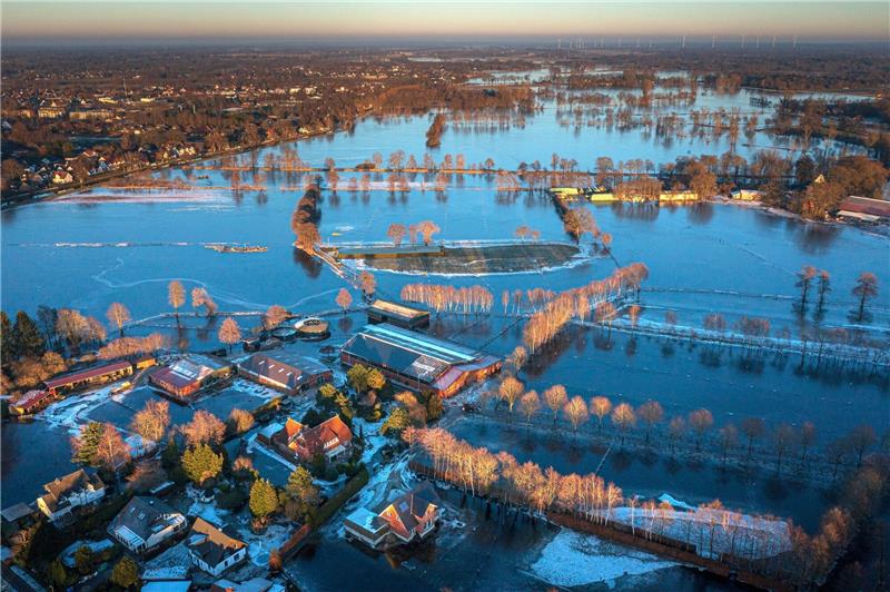 Vorläufige Hochwasser-Bilanz: 161 Millionen Euro Schaden Häuser und Wiesen im Hochwassergebiet, aufgenommen mit einer Drohne.