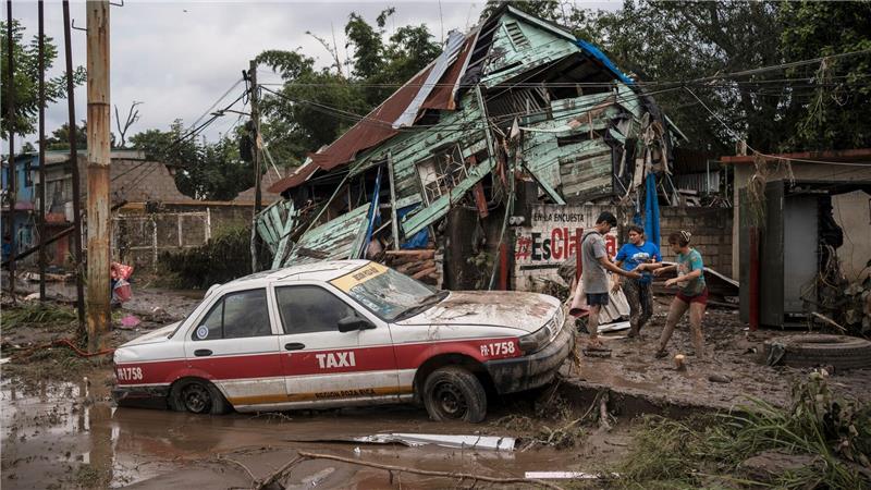 Unwetter in Mexiko: Mehr als 40 Tote und viele Vermisste Häuser wurden beschädigt, Autos mit der Strömung wegschwemmt.