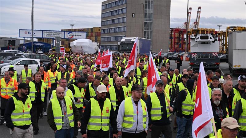 Hafenarbeiter bestreiken sechs deutsche Seehäfen Hafenarbeiter protestieren in Bremerhaven.