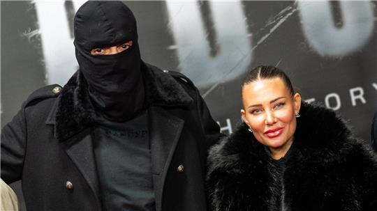 Haftbefehl (bürgerlich Aykut Anhan und hier verhüllt) besucht mit seiner Frau Nina Anhan eine Kinoaufführung der Dokumentation „Babo - Die Haftbefehl-Story“ in Berlin. (Archivbild)