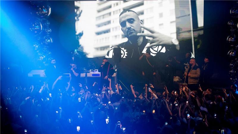 „Bin clean“: Rapper Haftbefehl gibt erstes Konzert seit Doku Haftbefehl schüttelte auch ein paar Hände vorne an der Bühne.