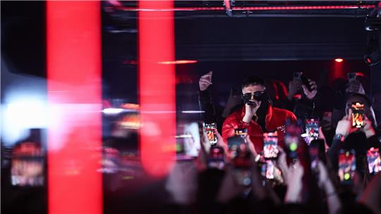 Haftbefehl steht nach Erscheinen seiner Netflix-Doku wieder auf der Bühne.