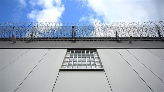 Haftentschädigung gibt es unter anderem, wenn eine Verurteilung später aufgehoben wird. (Symbolbild)