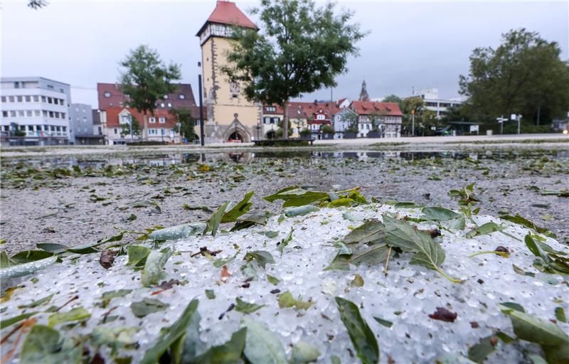 Hagelunwetter verwandelt Reutlingen in Winterlandschaft Hagelkörner und vom Sturm abgerissene Blätter liegen in Reutlingen auf dem Boden.