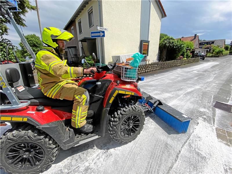 Hagen Hertrampf nutzt bereits das neue ATV (All Tarrain Vehicle) im Einsatz, für deren Beschaffung sich Marcus Saß, Karsten Zurke, Jan Löhr, Dominik Wolf, Florian Kummer, Fabian Holst und Patrick Maibaum engagierten und dafür in der Jahreshauptversammlung ausgezeichnet wurden. Archivfoto: Schlegel