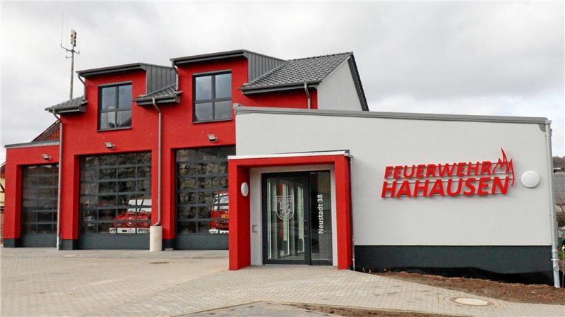 Ein Feuerwehrgerätehaus mit drei Fahrzeuggaragen und einem Anbau.