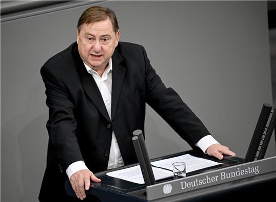 Hahn sitzt seit 2014 in dem Gremium, das für die Kontrolle des Bundesnachrichtendiensts (BND), des Militärischen Abschirmdiensts (MAD) und des Bundesamts für Verfassungsschutz zuständig ist.