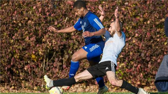 Hahndorfs Arman Mukshian (r.) macht sich ganz lang, um Abubakar Abdulrahman von der SG Jerstedt/Dörnten den Ball abzunehmen.