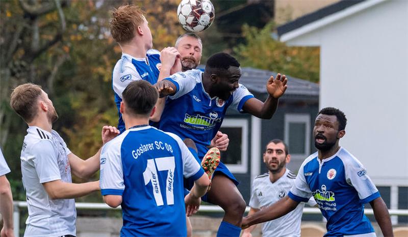 FC Seesen stößt WSV Wiedelah von der Tabellenspitze Hahndorfs Jerome Wegener (M.) behauptet sich in diesem Kopfballduell gegen Steve Siaga (r.) und Sven Clausing von der GSC-Zweiten.