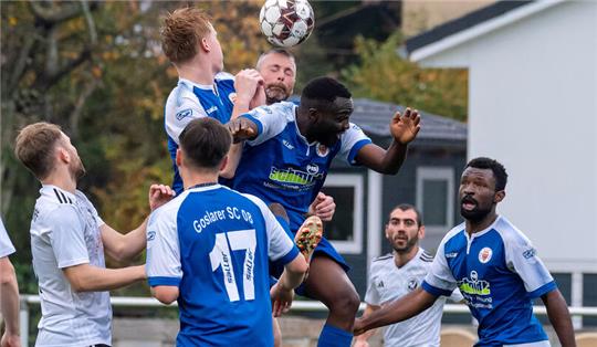 Hahndorfs Jerome Wegener (M.) behauptet sich in diesem Kopfballduell gegen Steve Siaga (r.) und Sven Clausing von der GSC-Zweiten.