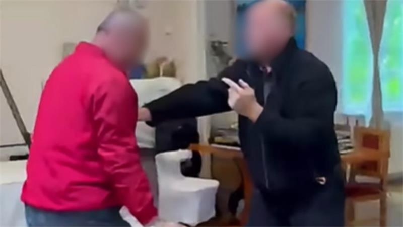 Zwei Männer im Clinch sind zu sehen.