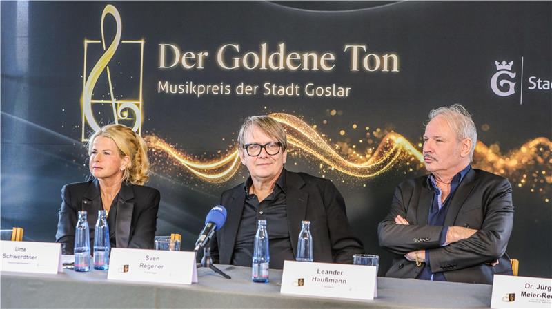Das Foto zeigt von links Oberbürgermeisterin Urte Schwerdtner, Preisträger Sven Regener und Laudator Leander Haußmann bei der Pressekonferenz zur Verleihumng des Musikpreises "Der Goldene Ton".