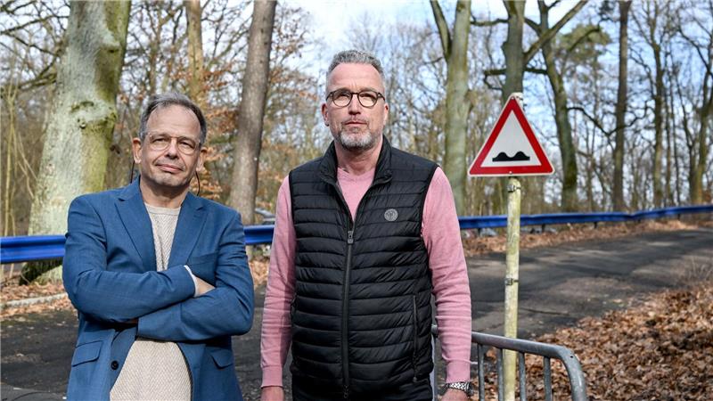 Eisschnellläufer Maly verzichtet aus Protest auf WM Hajo Seppelt und Jörg Mebus (r) wurde für die Pressekonferenz im Müggelturm nicht zugelassen (Archivbild)