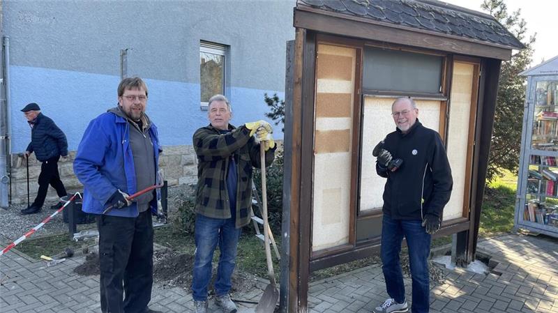 Halb abgerissen: Der IGV-Bautrupp räumt den alten Aushangkasten weg.