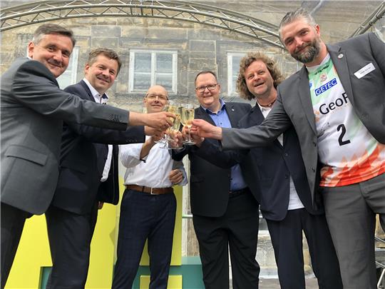 Halberstadts Landrat Thomas Balcerowski (li.), Sachsen-Anhalts Wirtschaftsminister Sven Schulze (2. v. li.) und Blankenburgs Bürgermeister Heiko Breithaupt (3. v. re.) stoßen mit Gästen beim Sommerfest der Harzer Wirtschaft in Blankenburg an. Foto: Landkreis