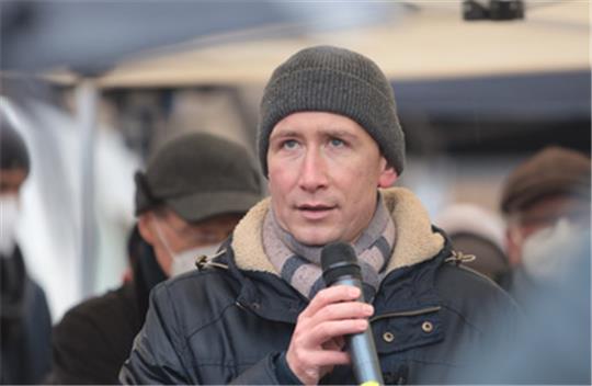 Halberstadts Oberbürgermeister Daniel Szarata spricht mit Teilnehmern eines Bürgerdialogs unter dem Motto "Dialog statt Demo" Anfang Januar 2022. Am Montag hatte sich ein Fackelaufzug vor Haus des Halberstädter Oberbürgermeisters versammelt. Archivfoto: Matthias Bein/dpa