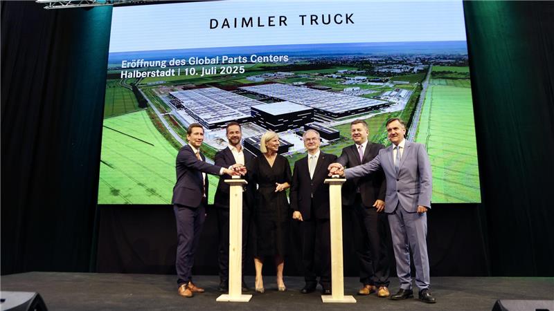 Daimler Truck eröffnet Logistikzentrum in Halberstadt Halberstadts Oberbürgermeister Daniel Szarata (v. l.), Achim Puchert von Mercedes-Benz-Truck, Karin Radström, Vorstandsvorsitzende Daimler Truck, Reiner Haseloff (CDU), Ministerpräsident von Sachsen-Anhalt, Sachsen-Anhalts Wirtschaftsminister Sven Schulze (CDU) und Thomas Balcerowski, Landrat Landkreis Harz, eröffnen das neue Logistik-Zentrum in Halberstadt.