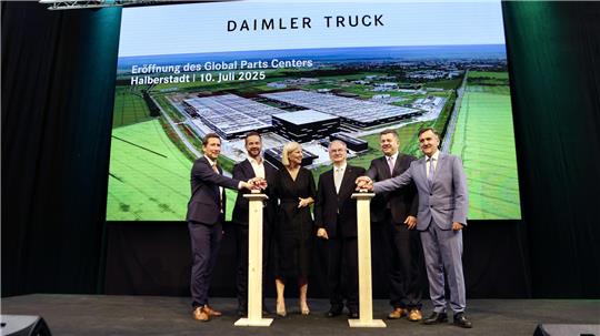 Halberstadts Oberbürgermeister Daniel Szarata (v. l.), Achim Puchert von Mercedes-Benz-Truck, Karin Radström, Vorstandsvorsitzende Daimler Truck, Reiner Haseloff (CDU), Ministerpräsident von Sachsen-Anhalt, Sachsen-Anhalts Wirtschaftsminister Sven Schulze (CDU) und Thomas Balcerowski, Landrat Landkreis Harz, eröffnen das neue Logistik-Zentrum in Halberstadt.