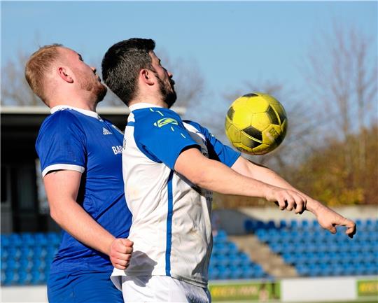 Halit Popi (re.) von der Zweiten des Goslarer SC 08 wird es vom Bad Harzburger Kjell Pätzmann bei der Ballannahme nicht leicht gemacht. Am Ende siegt die TSG-Reserve mit 6:2 am Osterfeld. Foto: Drechsler