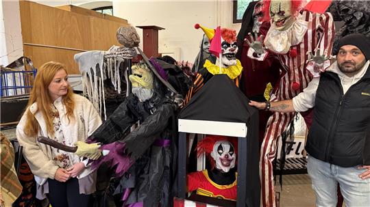 So wird aus einem fröhlichen Jugendtreff ein Ort des Grauens Halloween Haunted House Aufbau Vorbereitung Anika Thies, Oliver Corvo Torres Jugendtreff