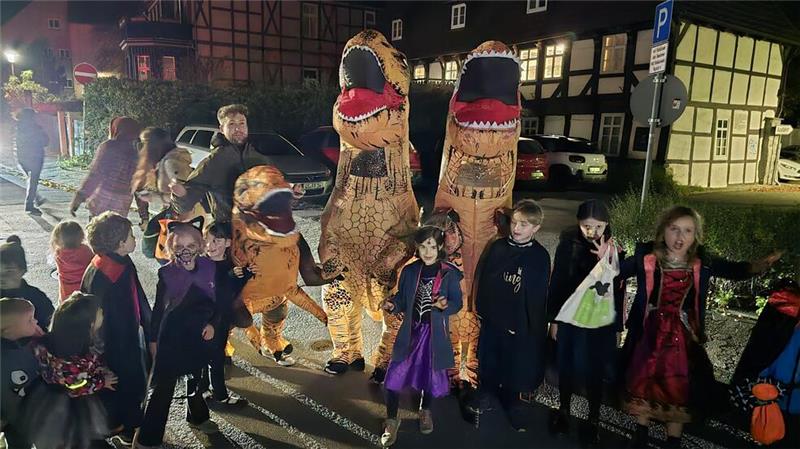 Halloween in der Altstadt: Da kam es zu einigen Spontantreffen gruseliger Gesellen wie hier nahe dem Amsdorfhaus bei der Dorothea-von-Borchers-Straße.
