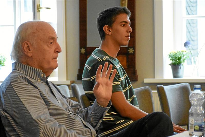 Israeli Tomer Rubinstein, ein Mann zwischen Musik und Militär Halt: Arie Vardi (l.), mit Tomer Rubinstein an der Seite, drückt viel mit Gestik aus.