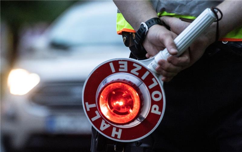 Polizeikontrollen im Landkreis: Bleifuß, Drogen, Handy am Ohr Halt! Kontrolle: Die Polizei im Landkreis will die Kontrollen künftig intensivieren. Symbolfoto: dpa/Zinken