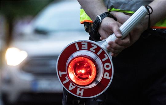 Halt! Kontrolle: Die Polizei im Landkreis will die Kontrollen künftig intensivieren. Symbolfoto: dpa/Zinken