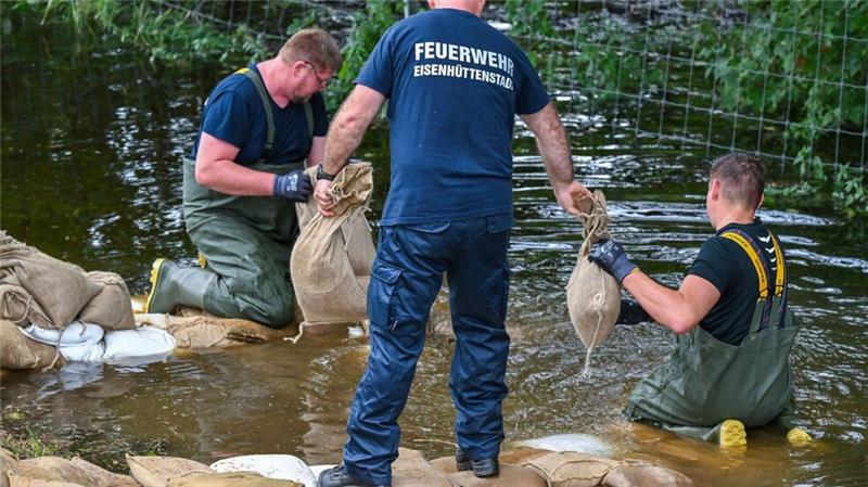 Oder-Region in Alarmstimmung - Helfer im Dauereinsatz Halten die Deiche? Einsatzkräfte dichten bei Vogelsang im Oder-Spree-Kreis Sickerstellen ab.