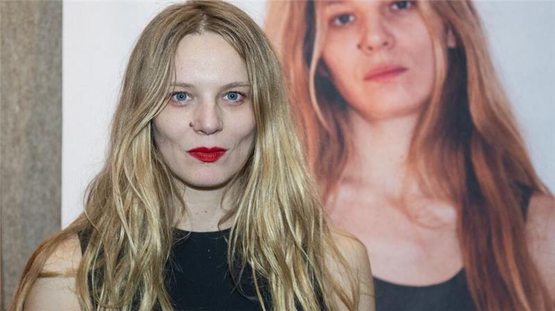 „Haltlos“ erzählt die Geschichte einer schwangeren Frau - gespielt von Lilith Stangenberg -, die sich entscheidet, ihr Kind nach der Geburt zur Adoption freizugeben.