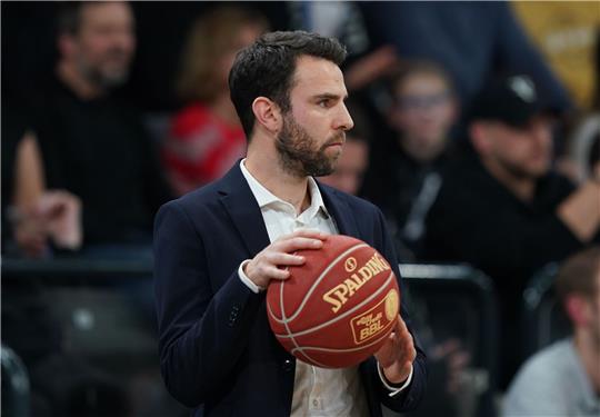 Hamburg Towers Hamburgs Trainer Benka Barloschky hält den Spielball fest.