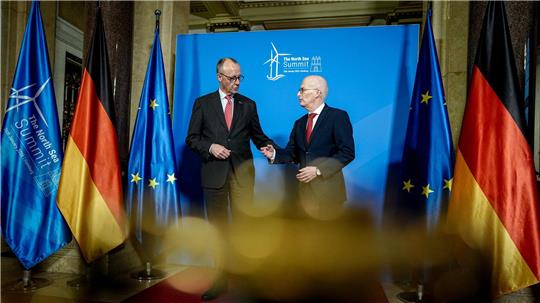 Hamburg kann nach Ansicht von Bürgermeister Tschentscher (r, mit Bundeskanzler Merz) als Veranstaltungsort des Nordsee-Gipfels von den dort gefassten Beschlüssen profitieren.