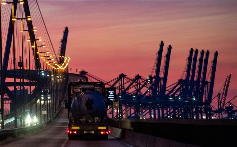 Hamburg wird erste Test-Stadt für autonome Lkws in Europa Hamburg soll in den kommenden Jahren europaweit das erste Testfeld für Transporte mit autonom fahrenden Lastwagen werden.