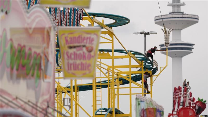 Bilder des Tages Hamburger DOM-Aufbau im Regen