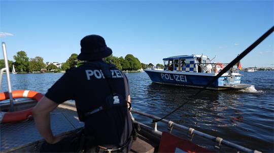 Hamburger Wasserschutzpolizisten halten auf der Alster Ausschau nach Alkoholsündern. 