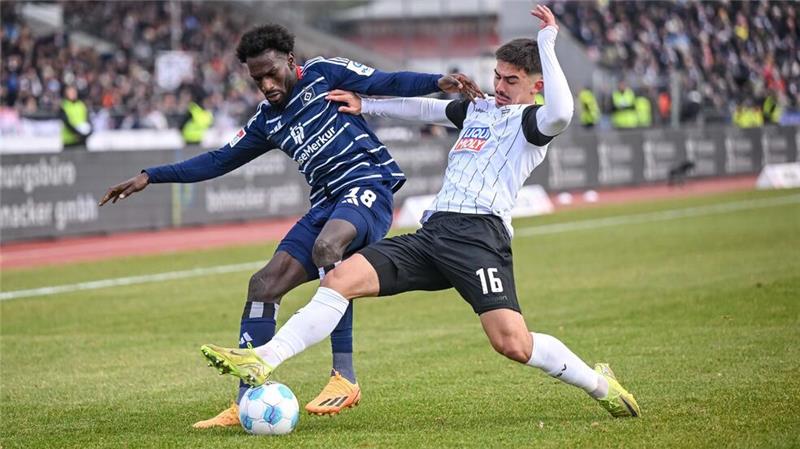 Nächster Rückschlag für HSV - 1:1 in Ulm Hamburgs Bakery Jatta (l) in Aktion gegen Ulms Aaron Keller.