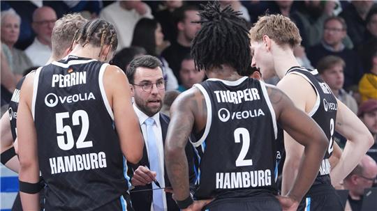 Hamburgs Basketballer und ihr Trainer Benka Barloschky. (Archivbild)