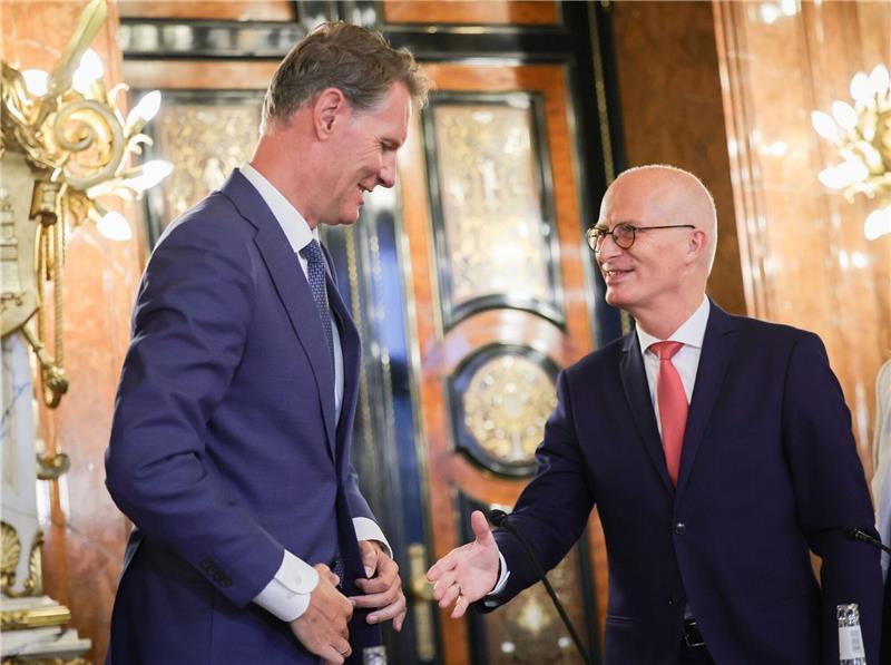Reederei MSC will bei Hamburger Hafenlogistiker einsteigen Hamburgs Bürgermeister Peter Tschentscher (SPD, r) und Soren Toft, CEO der MSC Mediterreanean Shipping Company, arbeiten künftig enger zusammen.