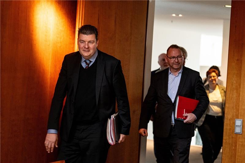 Zweite Tarifrunde für den öffentlichen Dienst gestartet Hamburgs Finanzsenator Andreas Dressel (l) und der Verdi-Vorsitzende Frank Werneke verhandeln in Postdam (Archivbild).